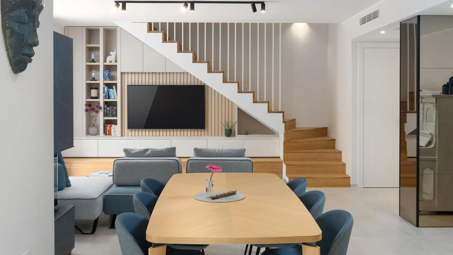 The Q Senses - New Luxury Apartment With Piano, Pool, Sauna And Jacuzzi 罗维尼