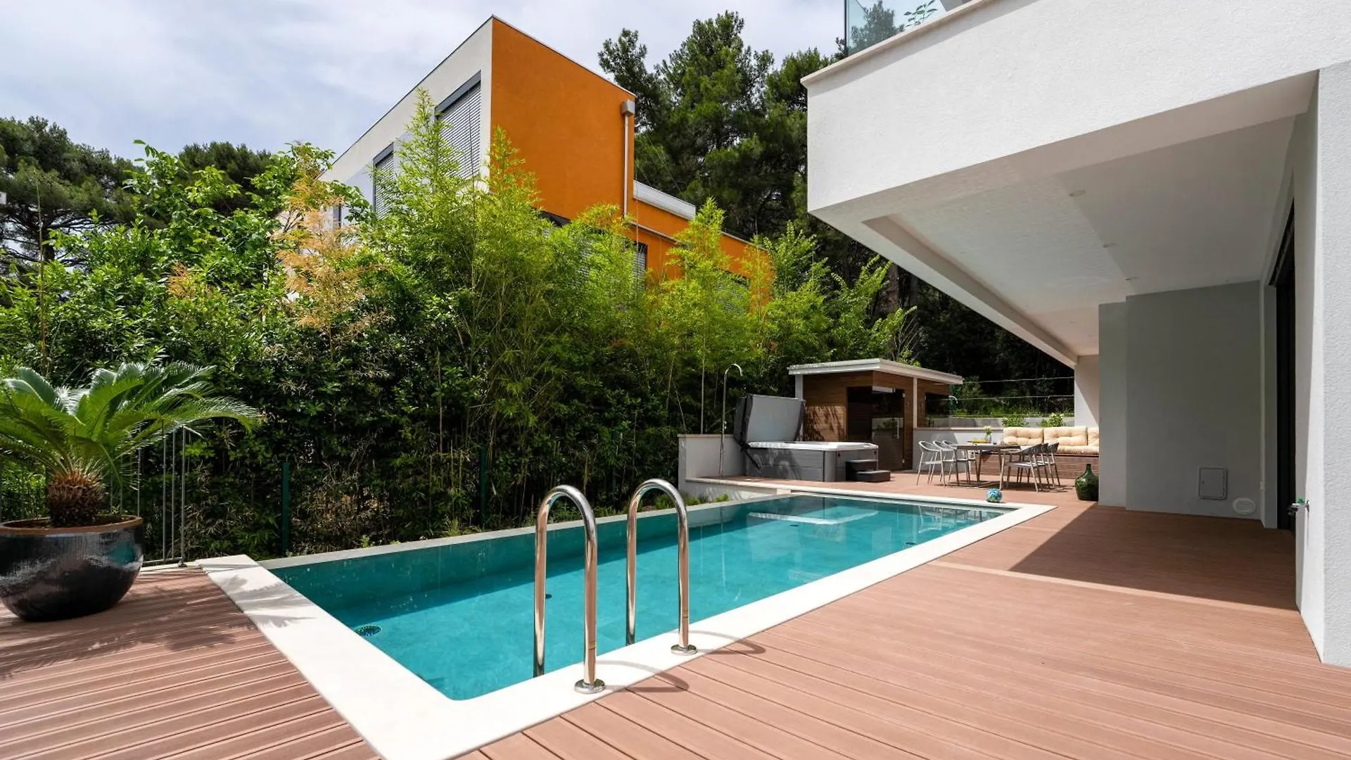 The Q Senses - New Luxury Apartment With Piano, Pool, Sauna And Jacuzzi 罗维尼