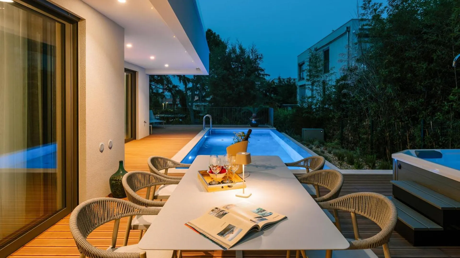 The Q Senses - New Luxury Apartment With Piano, Pool, Sauna And Jacuzzi 罗维尼