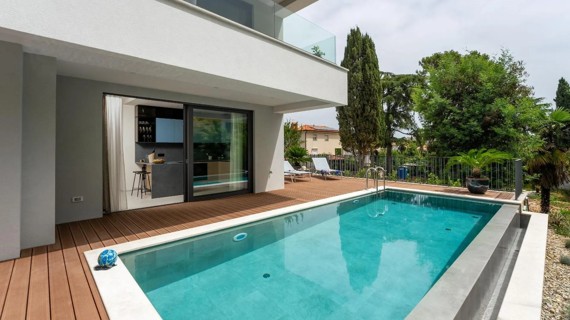 The Q Senses - New Luxury Apartment With Piano, Pool, Sauna And Jacuzzi 罗维尼