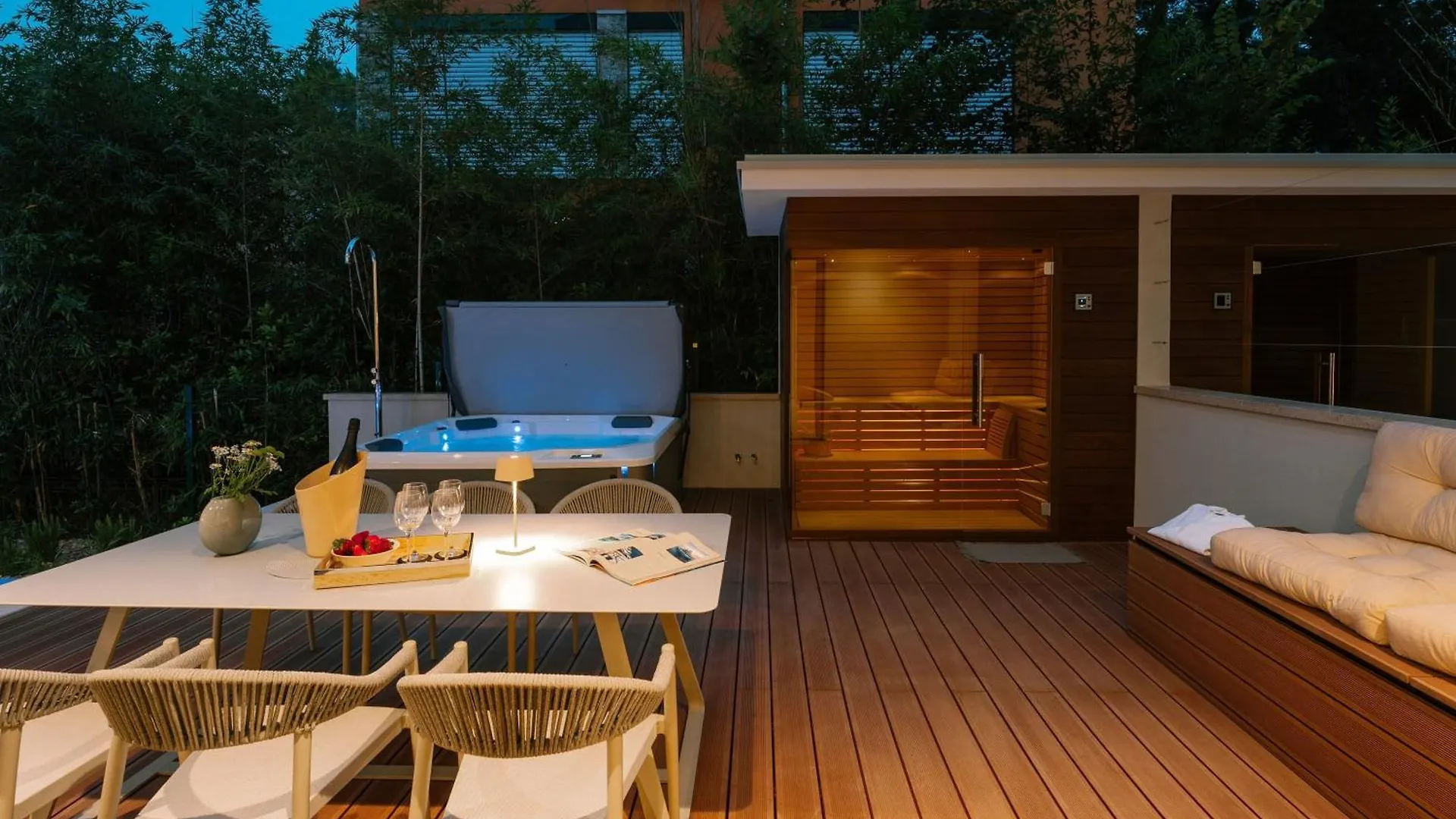The Q Senses - New Luxury Apartment With Piano, Pool, Sauna And Jacuzzi 罗维尼