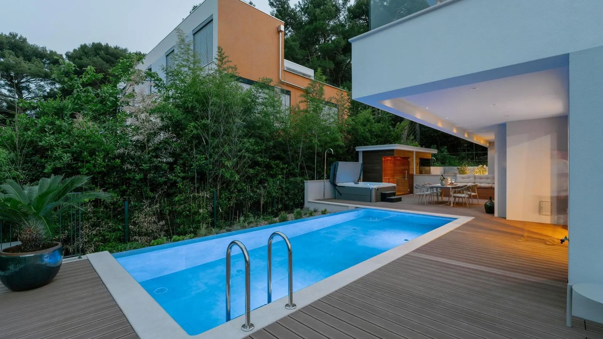 The Q Senses - New Luxury Apartment With Piano, Pool, Sauna And Jacuzzi 罗维尼