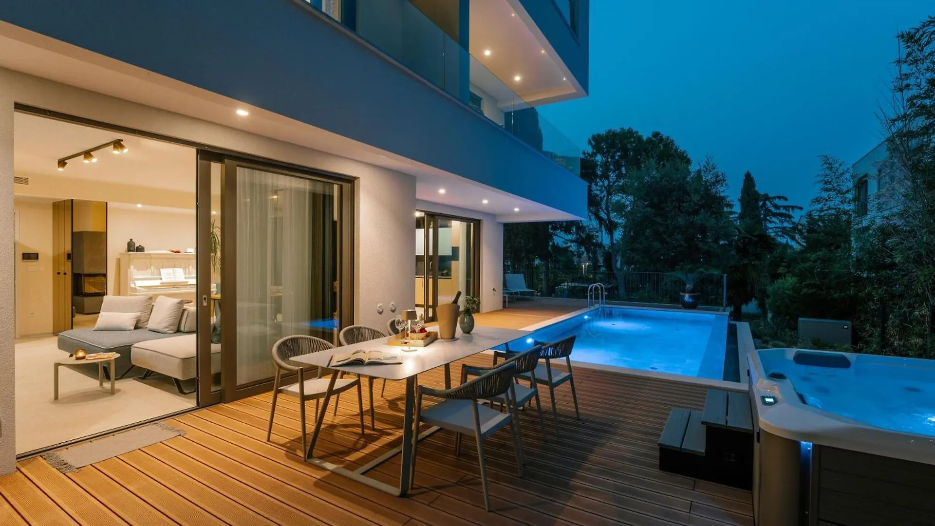 The Q Senses - New Luxury Apartment With Piano, Pool, Sauna And Jacuzzi 罗维尼