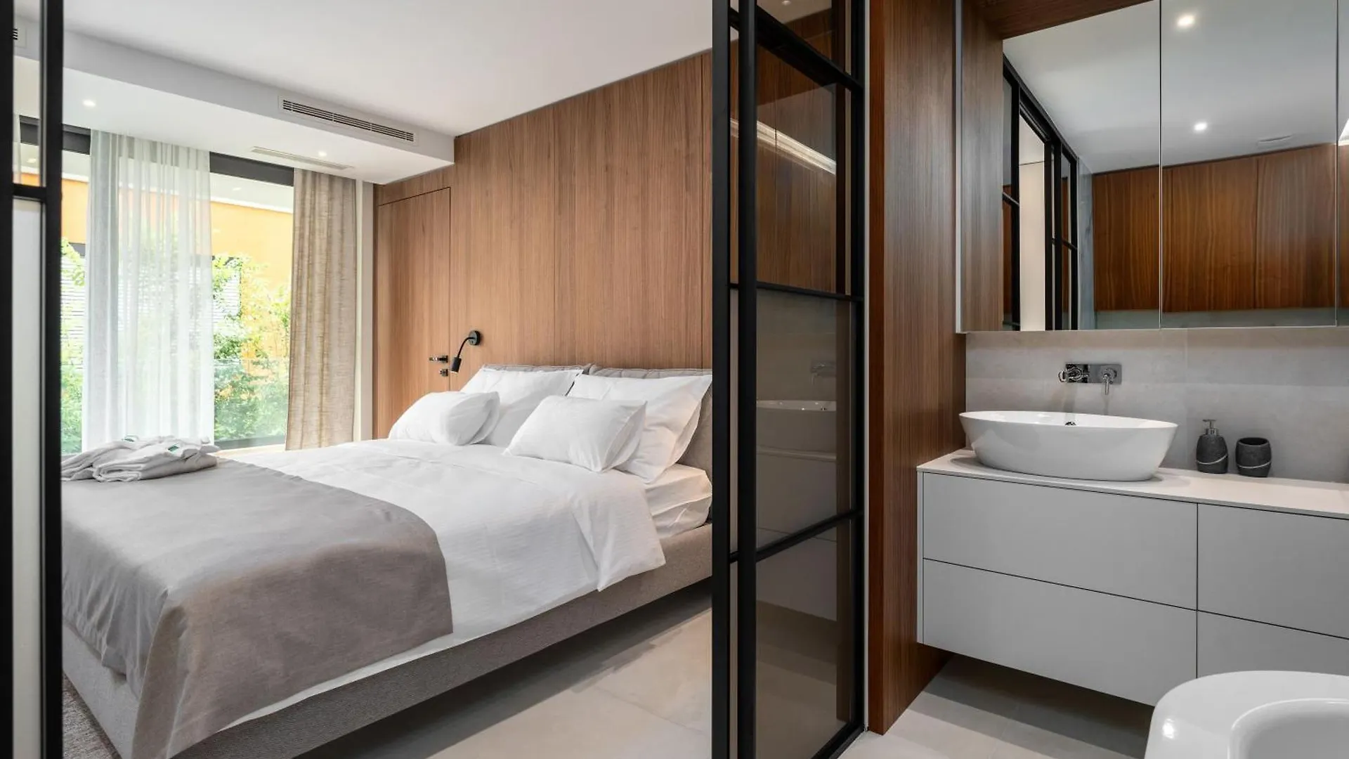 The Q Senses - New Luxury Apartment With Piano, Pool, Sauna And Jacuzzi 罗维尼
