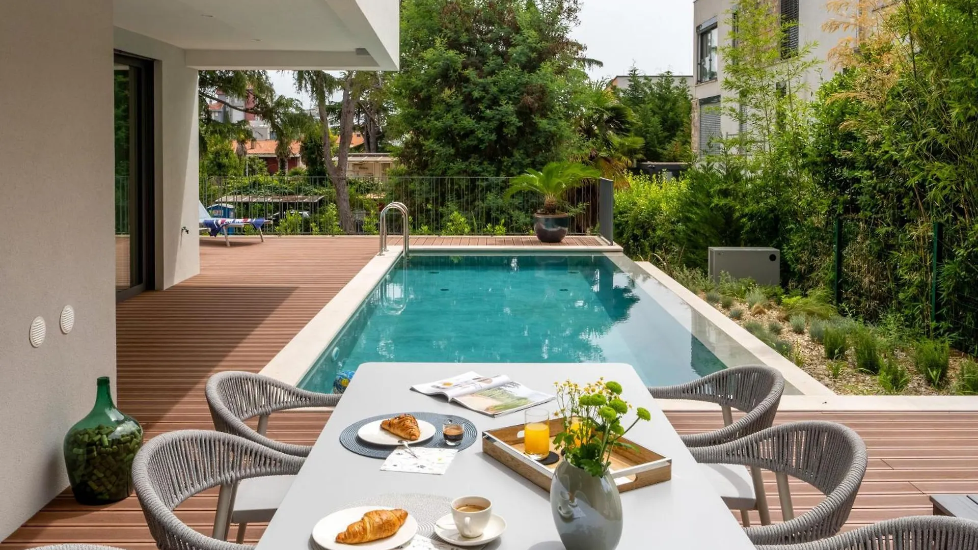 The Q Senses - New Luxury Apartment With Piano, Pool, Sauna And Jacuzzi 罗维尼