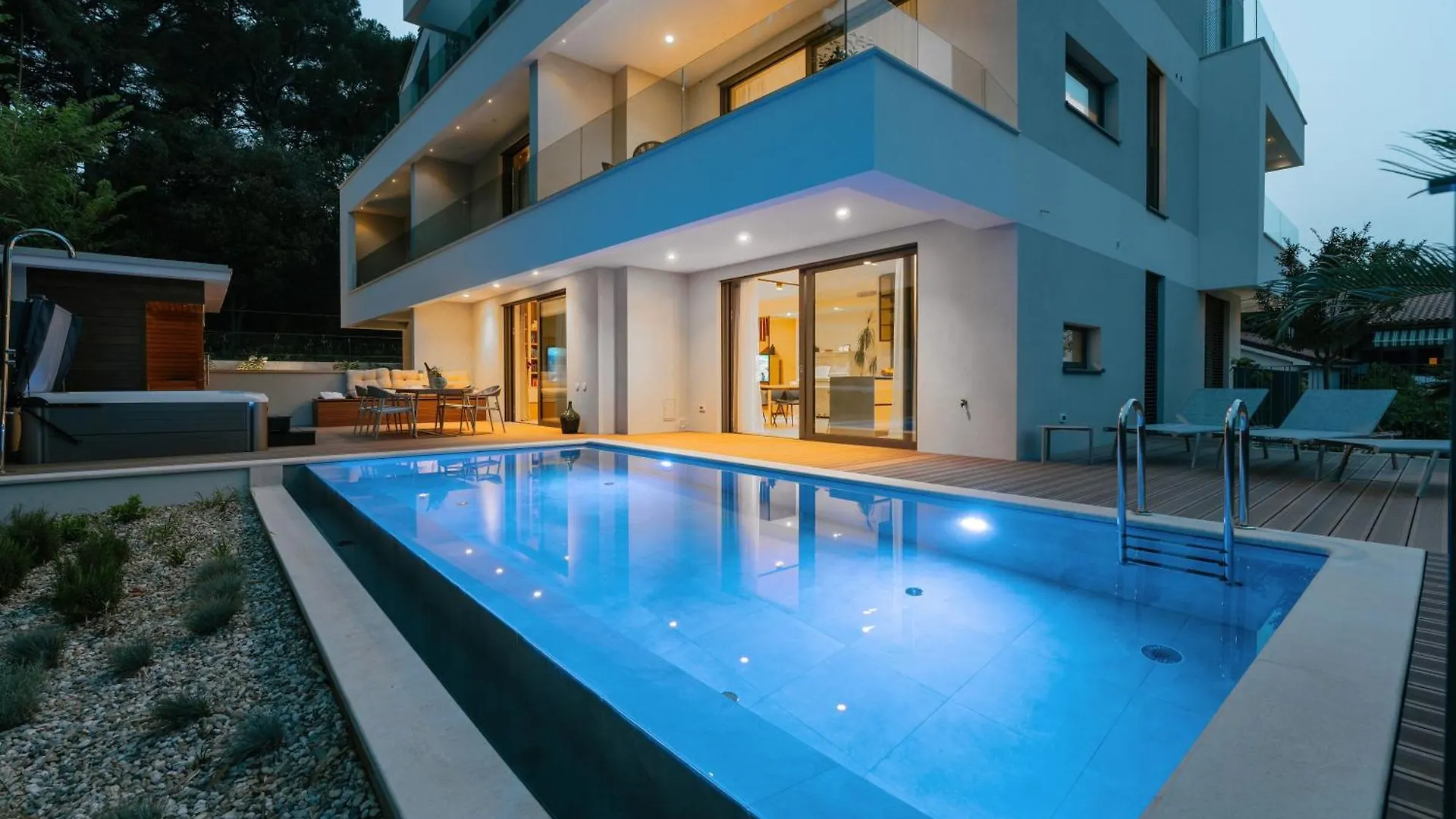 The Q Senses - New Luxury Apartment With Piano, Pool, Sauna And Jacuzzi 罗维尼