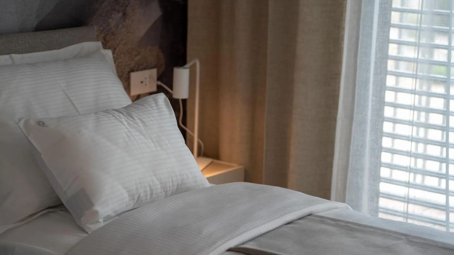The Q Senses - New Luxury Apartment With Piano, Pool, Sauna And Jacuzzi 罗维尼