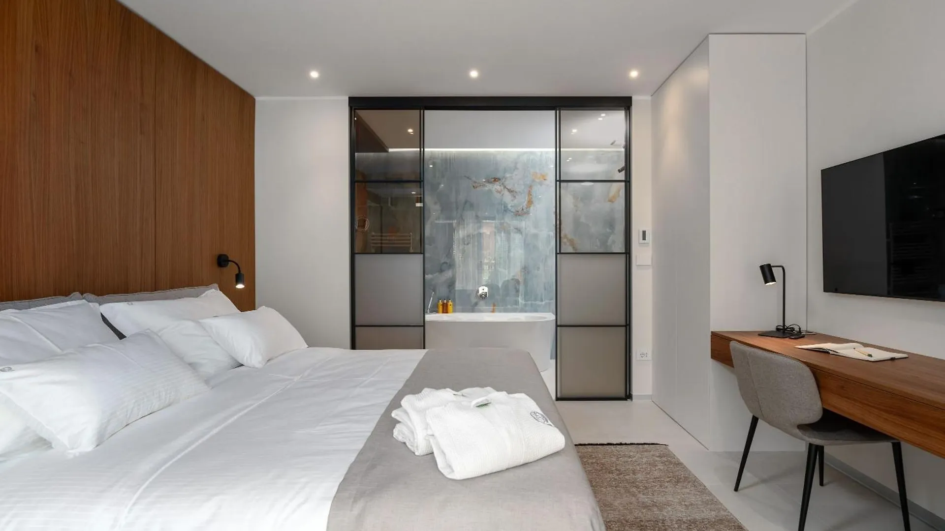 The Q Senses - New Luxury Apartment With Piano, Pool, Sauna And Jacuzzi 罗维尼